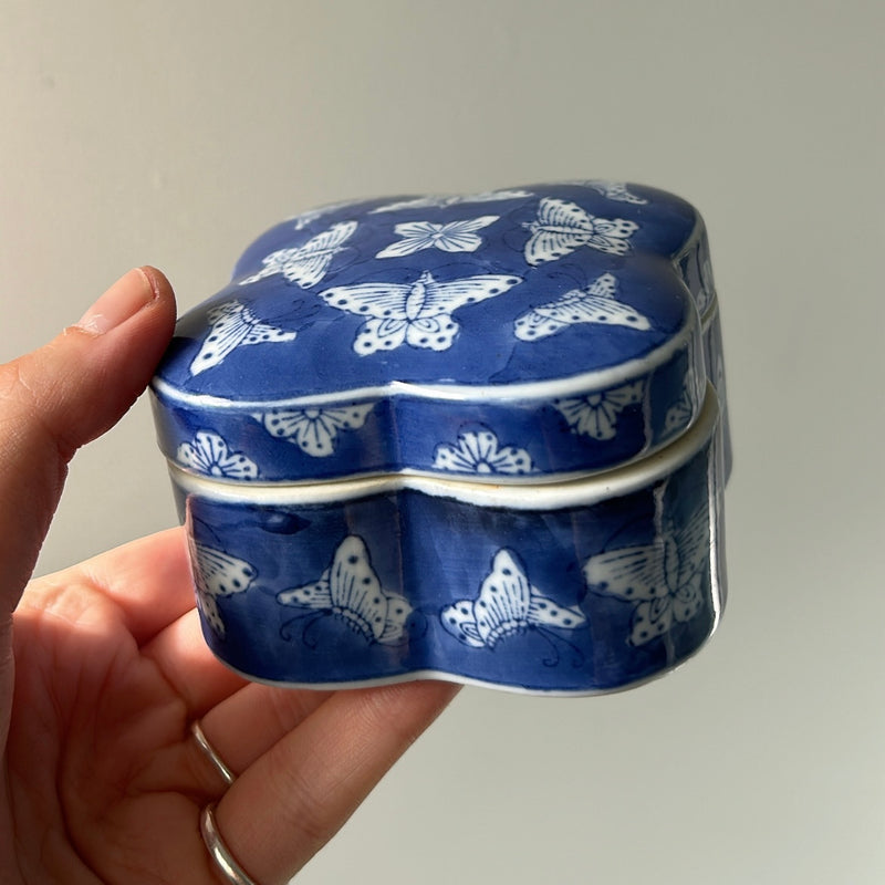 Chinese Hand Painted Porcelain Trinket Box